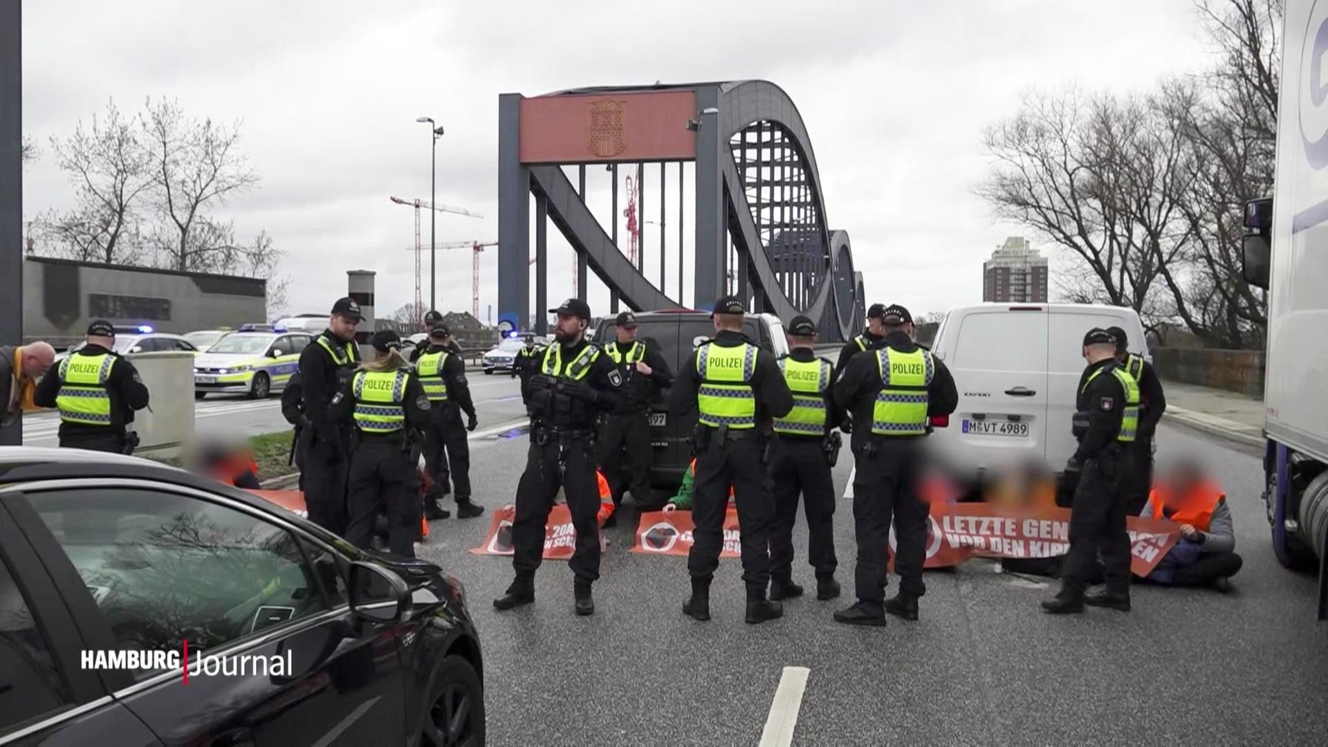 Klima-Aktivisten blockieren Elbbrücken in Hamburg