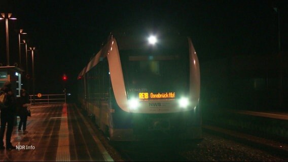 Ein Zug fährt in einen Bahnhof ein. © Screenshot 