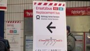 Ein Schild an einer U-Bahn Haltestelle verweist auf Schienenersatzverkehr. © Screenshot 