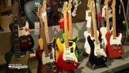 Mehrere E-Gitarren stehen in einem Laden © Screenshot 