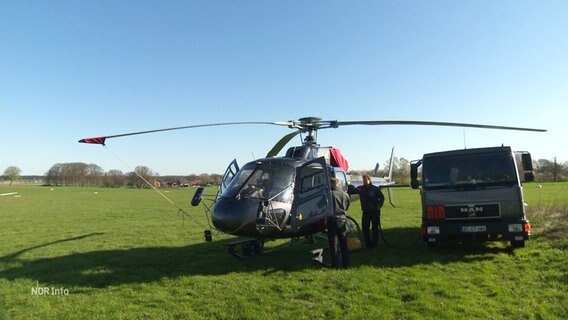 Ein Hubschrauber steht auf einer Wiese © Screenshot 