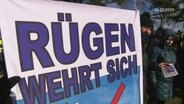 Ein Schild auf dem steht: Rügen wehrt sich © Screenshot 