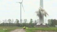 Der Turm einer Windkraftanlage in Rhede wird gesprengt. © Screenshot 
