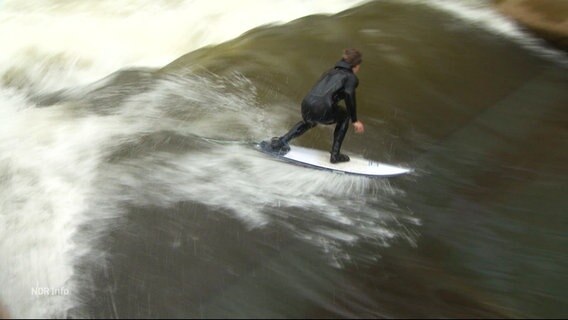 Eine Person surft auf der Leinewelle in Hannover. © Screenshot 