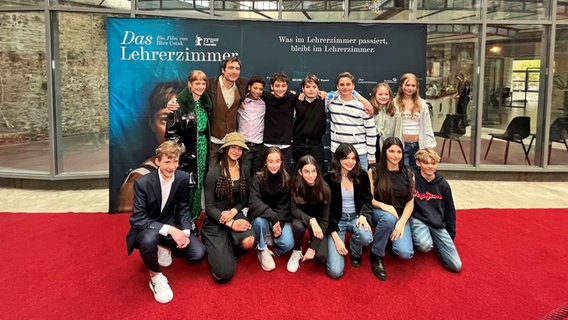 Das Filmteam von "Das Lehrerzimmer" bei der Premiere in Hamburg © NDR Foto: Patricia Batlle
