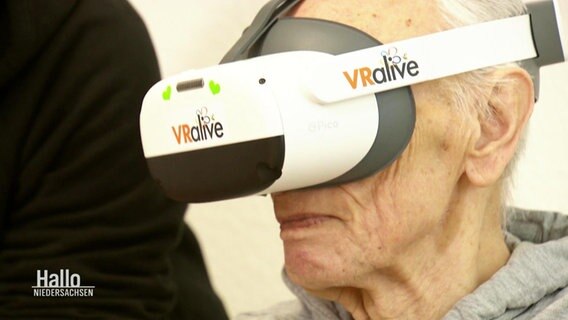 Der Bewohner eines Pflegeheimes trägt eine VR-Brille. © Screenshot 