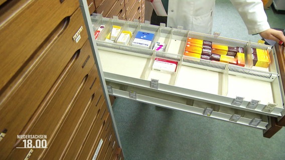 Ein Medikamenten-Schrank in einer Apotheke. © Screenshot 