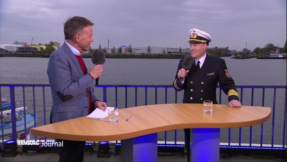 Moderator Ulf Ansorge im Gespräch mit Hafenkapitän Simon Rosenkranz auf dem Hamburger Hafengeburtstag © Screenshot 