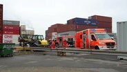 Rettungswagen stehen auf einem Firmengelände auf der Veddel. © Screenshot 