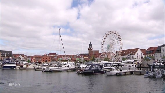 Blick auf den Stadthafen von Waren an der Müritz, ein Riesenrad ist für das Stadtfest aufgebaut. © Screenshot 