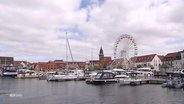 Blick auf den Stadthafen von Waren an der Müritz, ein Riesenrad ist für das Stadtfest aufgebaut. © Screenshot 