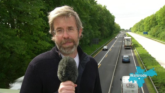 Reporter Matthias Schuch steht auf einer Autobahnbrücke. © Screenshot 