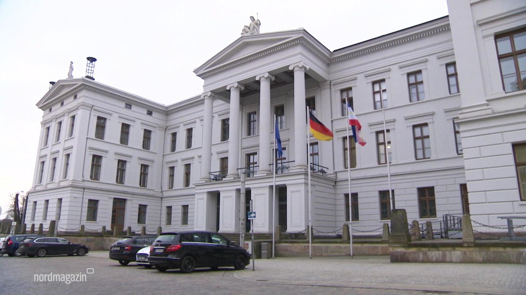 Blick auf das Schweriner Landtagsparlamentsgebäude
