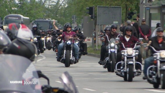 Mehrere Motorradfahrer fahren eine Straße entlang. © Screenshot 