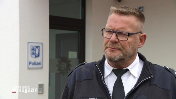 Sönke Petersen von der Polizei Neumünster gibt ein Interview. © Screenshot 
