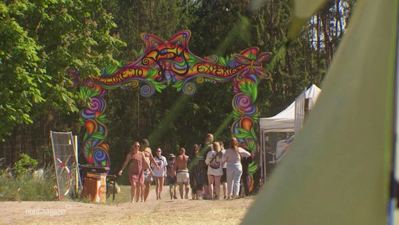Besucher auf dem Psychedelic Experience Festival. © Screenshot 