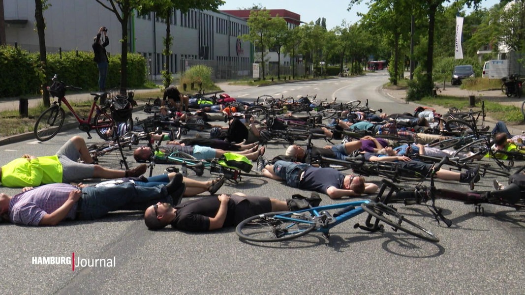 Mahnwache Für Bei Unfall Getöteten Radfahrer | NDR.de - Fernsehen ...