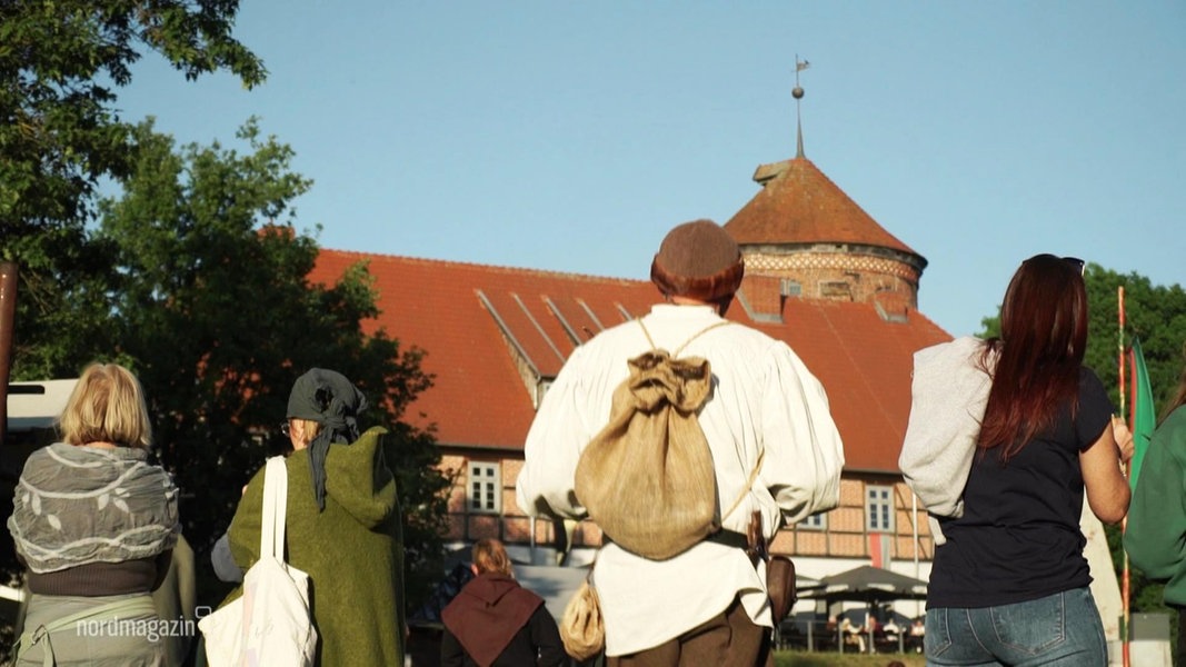 Burgfest in NeustadtGlewe bringt das Mittelalter zurück NDR.de