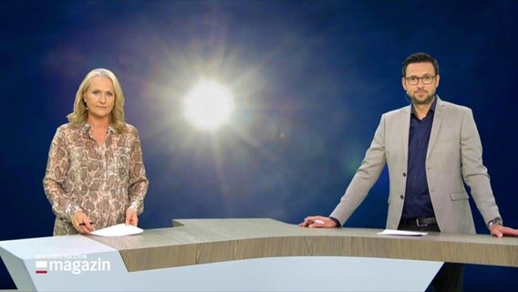 Moderatorin Harriet Heise und Moderator Christopher Scheffelmeier im Studio © Screenshot 