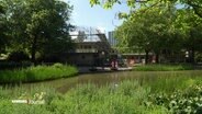 Das Café Seeterrassen im Hamburger Park "Planten un Blomen". © Screenshot 