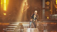 Rammstein-Sänger Lindemann auf der Bühne. © Screenshot 