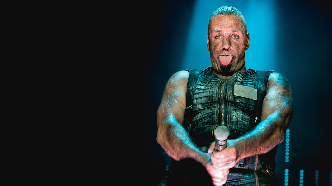 Song F R Rammstein S Nger Till Lindemann Ein M Nnlein Steht Im Feuer Ndr De Fernsehen