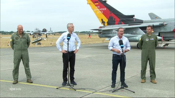 Stoltenberg und Pistorius auf einem Flughafen vor Mikrofonen © Screenshot 