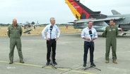 Stoltenberg und Pistorius auf einem Flughafen vor Mikrofonen © Screenshot 