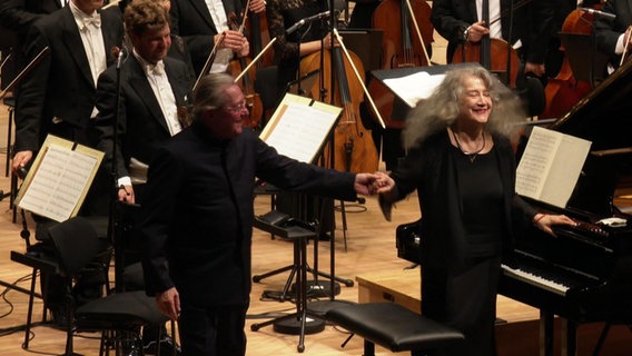 Martha Argerich mit Dirigent Sylvain Cambreling. © Screenshot 
