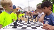 Kinder spielen Schach. © Screenshot 