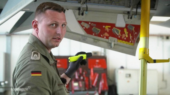Ein Mechaniker der Bundeswehr. © Screenshot 