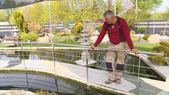 Hobbygärtner Mario Paternoga in seinem von Japan inspirierten Gartenidyll. © Screenshot 