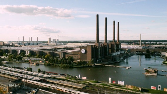 Eine Fabrik von Volkswagen an einem Wasserlauf © Screenshot 