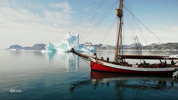 Ein Segelschiff vor einem Eisberg © Screenshot 
