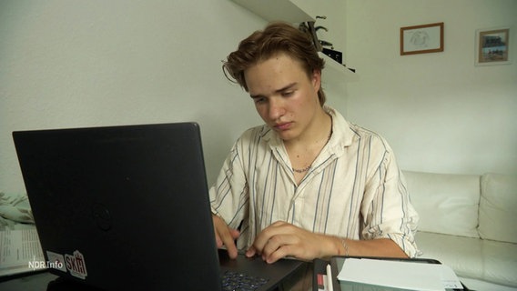 Ein Abiturient vor dem Laptop. © Screenshot 