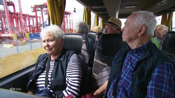 Wangerooger Senioren in einem Bus während eines Ausfluges auf dem Land. © Screenshot 