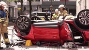 Tragischer Unfall einer 81-jährigen, die mit ihrem Auto beim Rangieren in einem Parkhaus, durch die Wand des vierten Stocks gebrochen ist. © Screenshot 