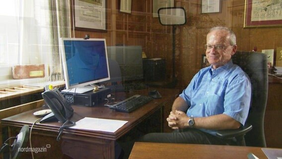 Thomas Mettenleiter sitzt auf einem Stuhl vor seinem PC © Screenshot 