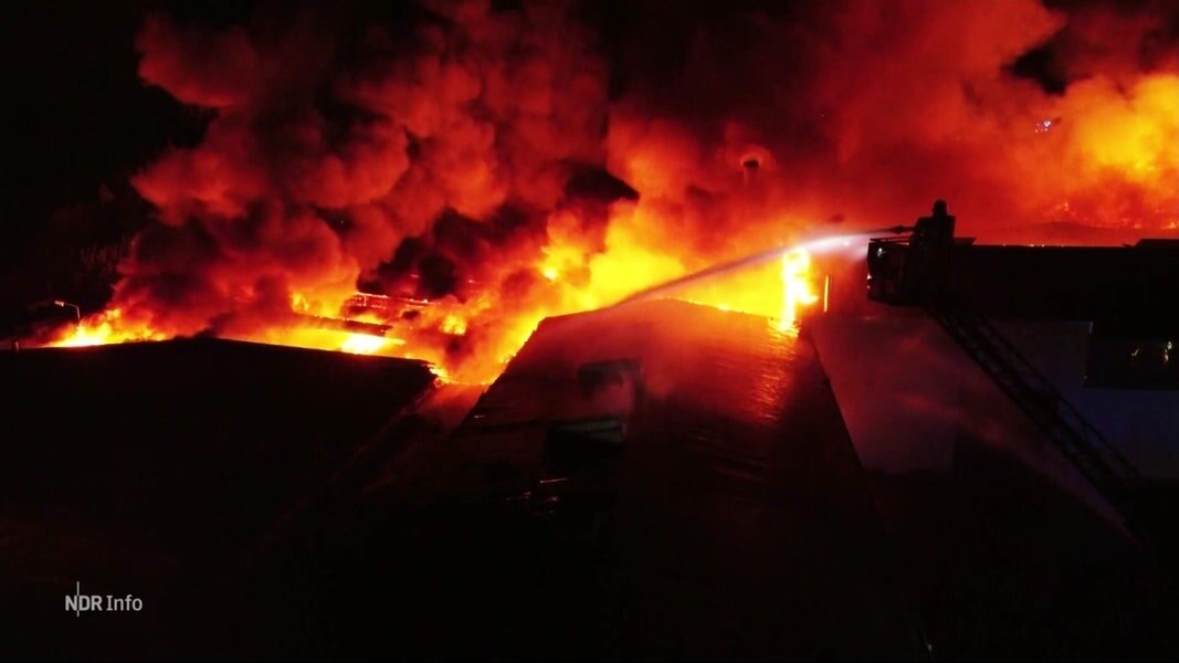 Der Brand einer Porzellanfabrik wird von der Feuerwehr gelöscht.