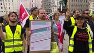 Städtische Beschäftigte fordern auf dem Gänsemarkt eine Hamburg-Zulage. © Screenshot 