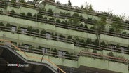 Grünpflanzen auf mehreren Etagen eines großen Gebäudes. © Screenshot 