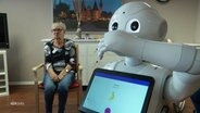 Ein Roboter soll im Pflegeheim aushelfen. © Screenshot 