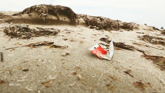 Plastik liegt am Strand. © Screenshot 