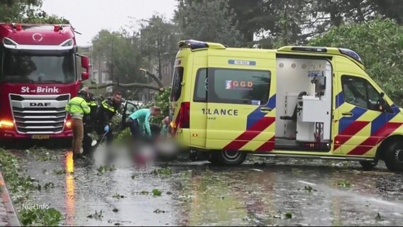 Rettungseinsatz nach einem vom Sturmtief "Poly" umgestürzten Baum auf ein Auto in den Niederlanden. © Screenshot 
