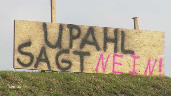 Ein Demonstrationsschild gegen den Bau einer Geflüchtetenunterkunft im Ort Upahl liest "Upahl sagt Nein." © Screenshot 