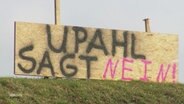 Ein Demonstrationsschild gegen den Bau einer Geflüchtetenunterkunft im Ort Upahl liest "Upahl sagt Nein." © Screenshot 