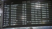 Eine Anzeigentafel am Flughafen in Hannover. © Screenshot 