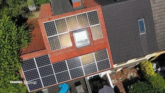 Solarzellen auf einem Dach. © Screenshot 