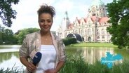 Die NDR-Reporterin Nadja Babalola berichtet aus Hannover. © Screenshot 