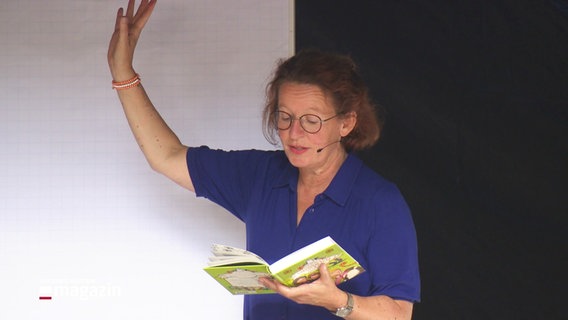 Margit Auer mit Buch © Screenshot 
